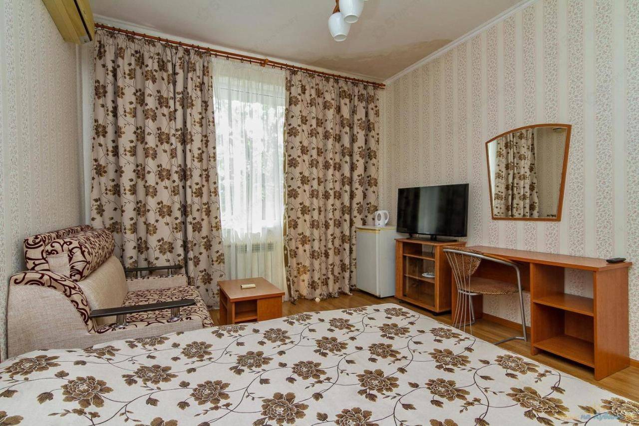 Туапсе отель red house. Адлер гостиница red. Гд ред. Красный дом сочи. Red house мелитополь.