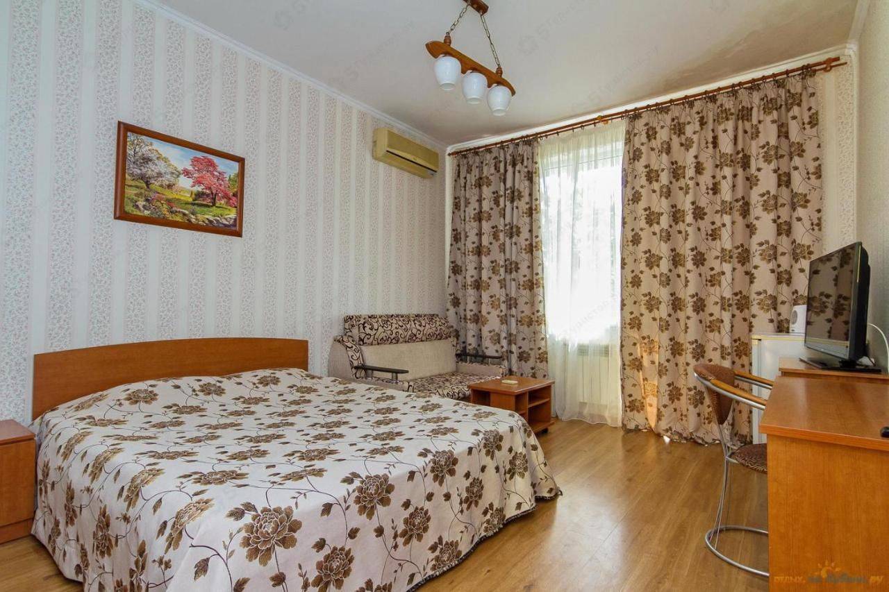 Адлер гостиница red hous. Гд ред. Shine house адлер. Ред руф алупка. Гостевой дом лимановка евпатория.